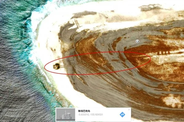 斯達巴克島岸邊海底的神秘物體（谷歌地圖截圖）