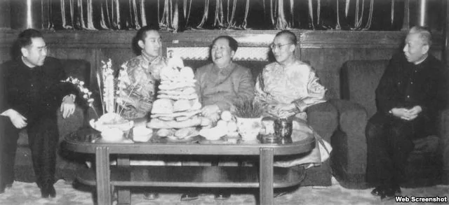 1955年，毛澤東在北京會晤達賴喇嘛（右二）時，曾親口對他說：「宗教是一種毒藥。」（網絡截圖）