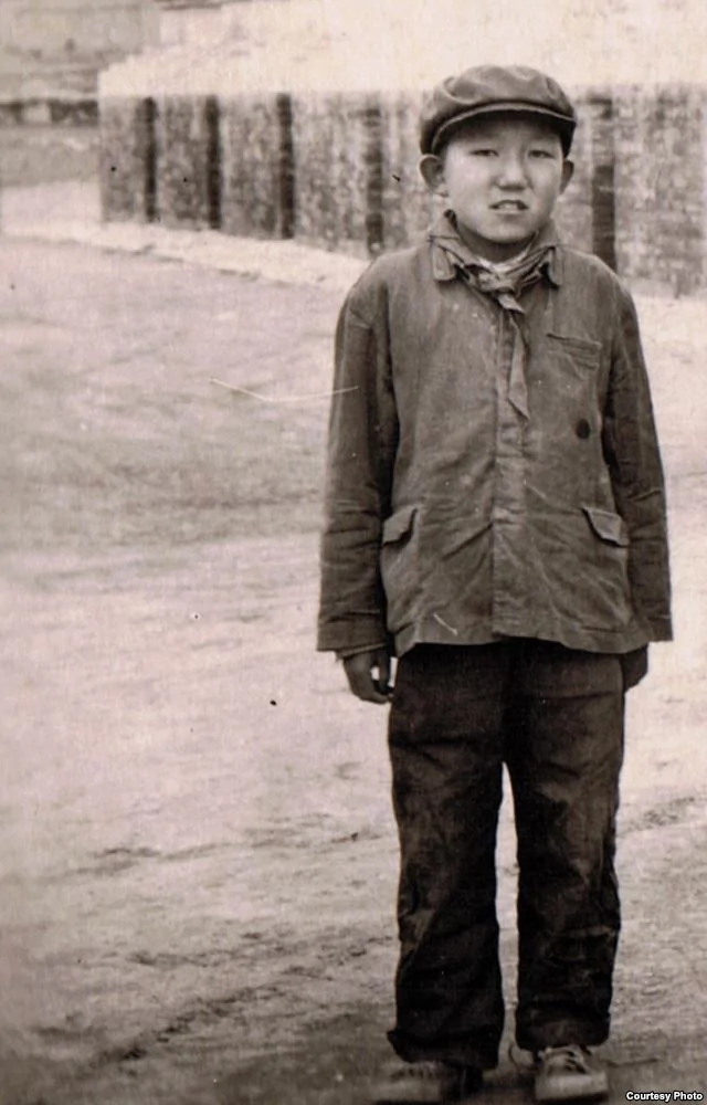在1958年席卷藏区的“宗教改革”中，年少的阿嘉仁波切被迫脱下袈裟，换上毛式制服，戴上红领巾。（阿嘉仁波切提供）