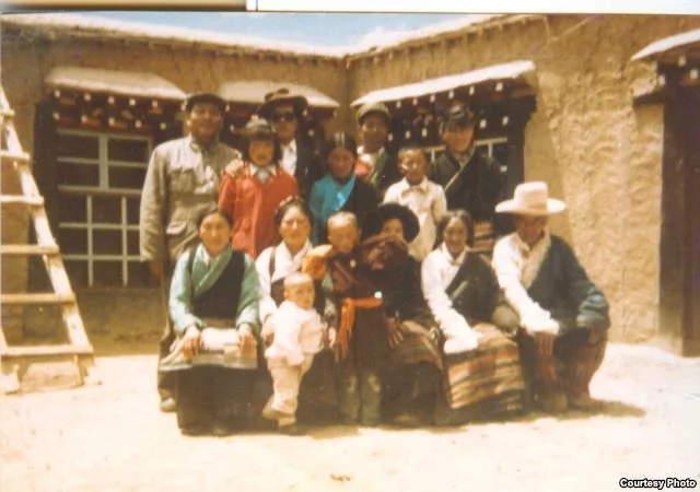 达赖喇嘛宣布三天后，根敦确吉尼玛和家人被带走。（李江琳提供）