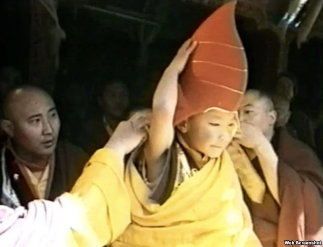 1992年，中國政府和達賴喇嘛共同認定的第17世噶瑪巴喇嘛並沒有經過金瓶掣籤。（網絡截圖）