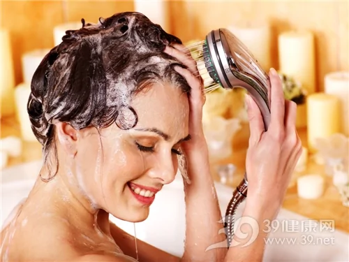 青年女洗头发洗澡头发洗发露_18664788_xxl