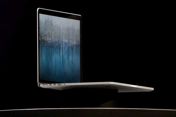一些从事创意工作的专业人士特别钟情苹果（Apple）15英寸MacBook Pro笔记本电脑，因为该款电脑无论在质量上、可靠度以及性能表现上都属上乘。(Justin Sullivan/Getty Images)