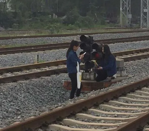 湖南女生鐵道旁一字馬自拍被救後嚇得走不動路
