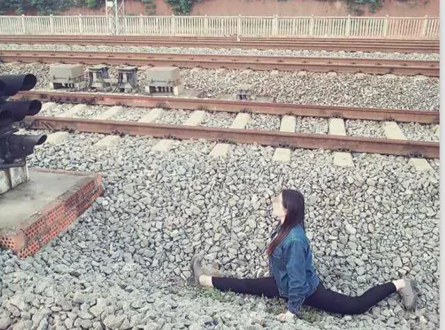 湖南女生鐵道旁一字馬自拍被救後嚇得走不動路