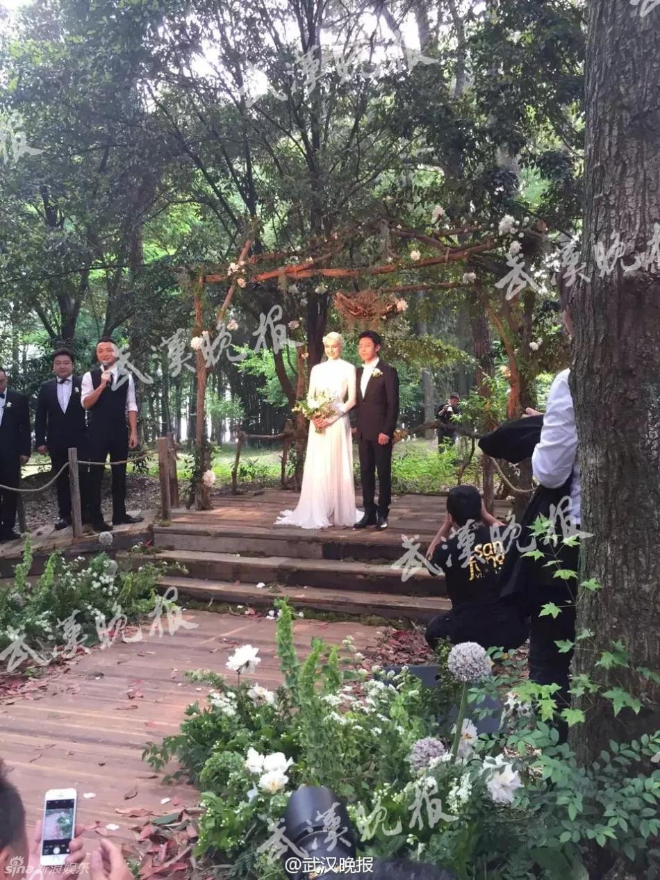 撒贝宁婚礼现场曝光 新娘礼服凹凸有致