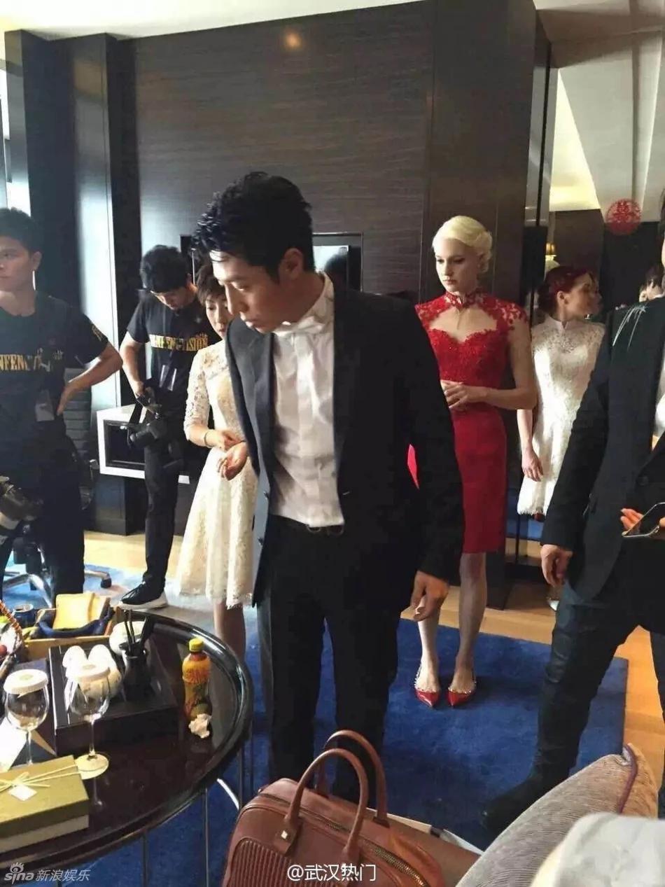 撒贝宁婚礼现场曝光 新娘礼服凹凸有致