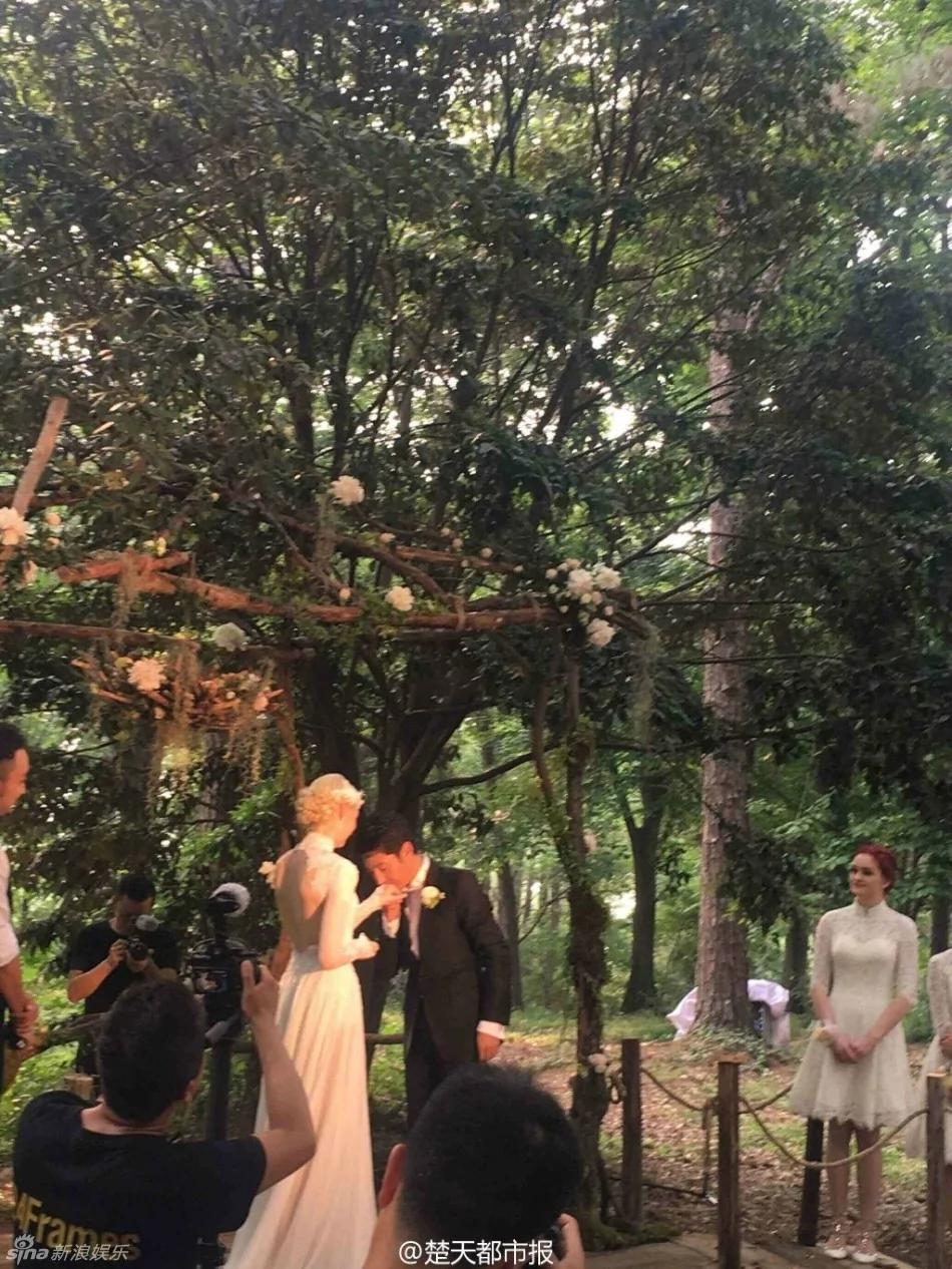 撒贝宁婚礼现场曝光 新娘礼服凹凸有致