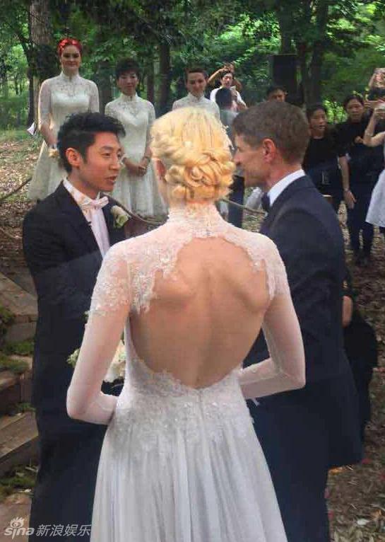 撒贝宁婚礼现场曝光 新娘礼服凹凸有致