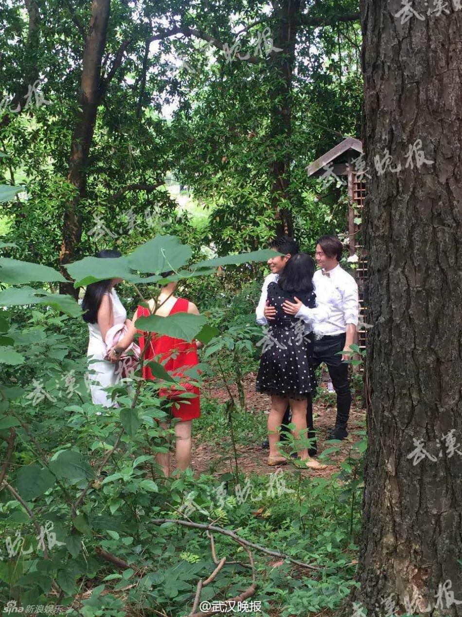 撒贝宁婚礼现场曝光 新娘礼服凹凸有致