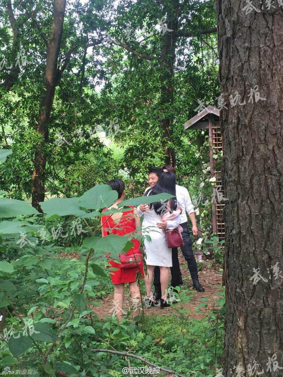 撒贝宁婚礼现场曝光 新娘礼服凹凸有致