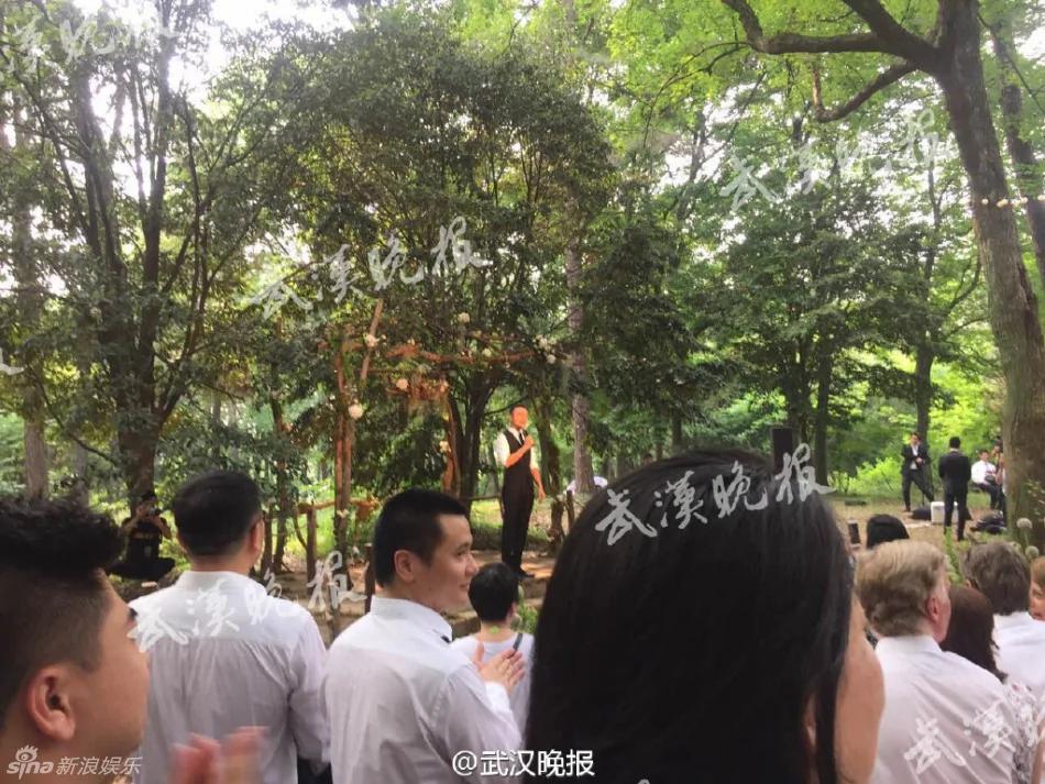 撒贝宁婚礼现场曝光 新娘礼服凹凸有致