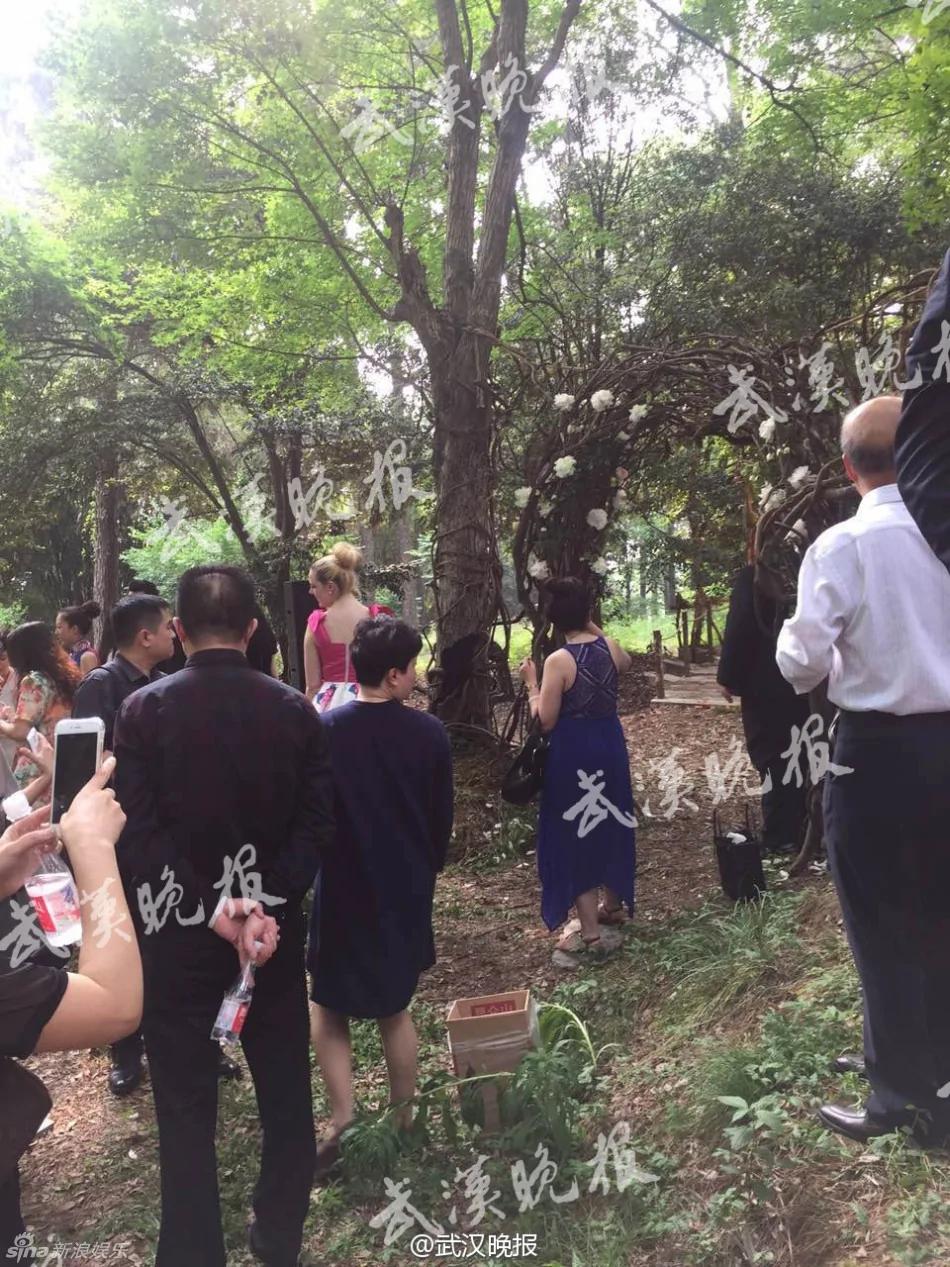 撒贝宁婚礼现场曝光 新娘礼服凹凸有致