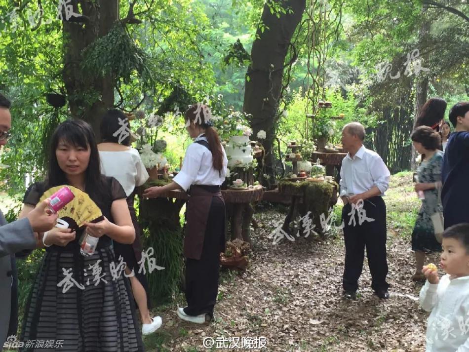 撒贝宁婚礼现场曝光 新娘礼服凹凸有致