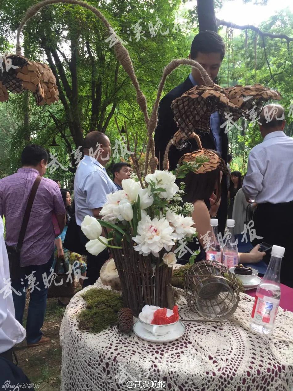 撒贝宁婚礼现场曝光 新娘礼服凹凸有致