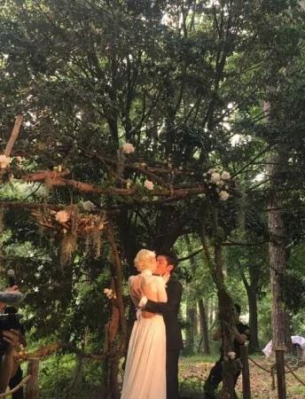 撒贝宁婚礼现场曝光 新娘礼服凹凸有致
