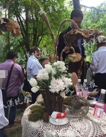 撒贝宁婚礼现场曝光 新娘礼服凹凸有致