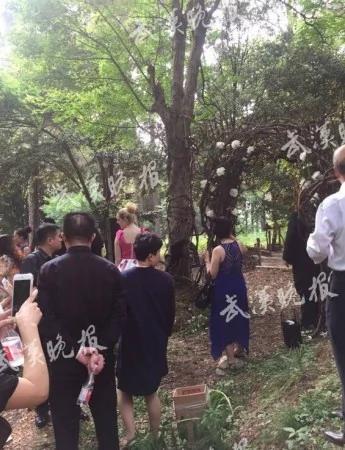 撒贝宁婚礼现场曝光 新娘礼服凹凸有致