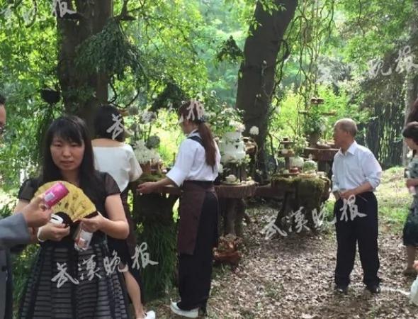 撒贝宁婚礼现场曝光 新娘礼服凹凸有致