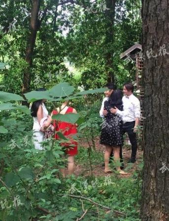 撒贝宁婚礼现场曝光 新娘礼服凹凸有致
