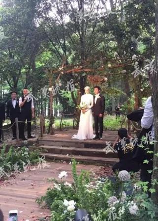 撒贝宁婚礼现场曝光 新娘礼服凹凸有致