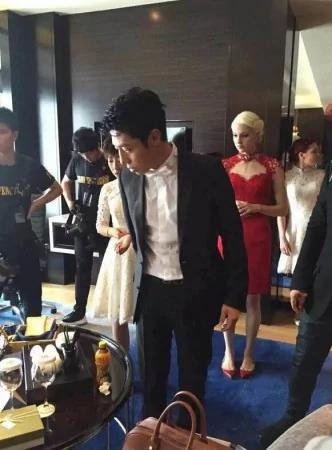 撒贝宁婚礼现场曝光 新娘礼服凹凸有致