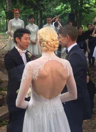 撒贝宁婚礼现场曝光 新娘礼服凹凸有致