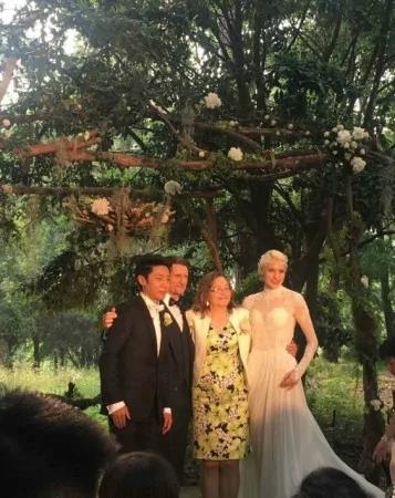 撒贝宁婚礼现场曝光 新娘礼服凹凸有致