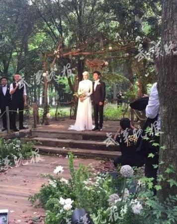 撒贝宁婚礼现场曝光 新娘礼服凹凸有致