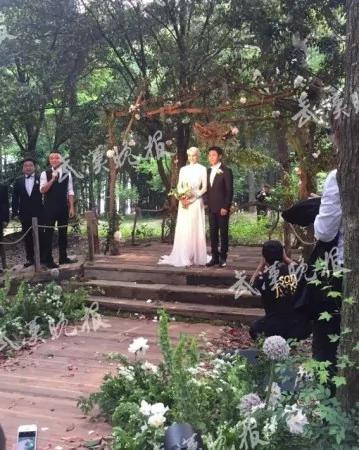 撒贝宁婚礼现场曝光 新娘礼服凹凸有致