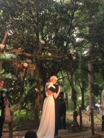 撒贝宁婚礼现场曝光 新娘礼服凹凸有致