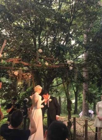 撒贝宁婚礼现场曝光 新娘礼服凹凸有致