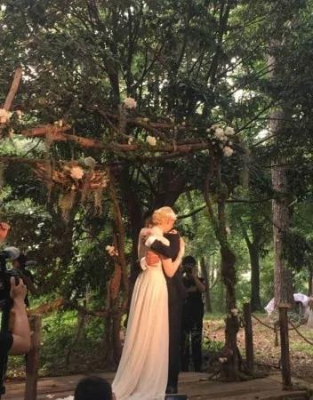 撒贝宁婚礼现场曝光 新娘礼服凹凸有致