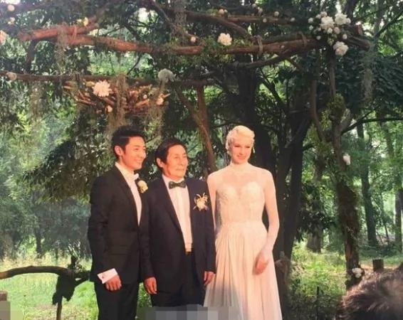 撒贝宁婚礼现场曝光 新娘礼服凹凸有致
