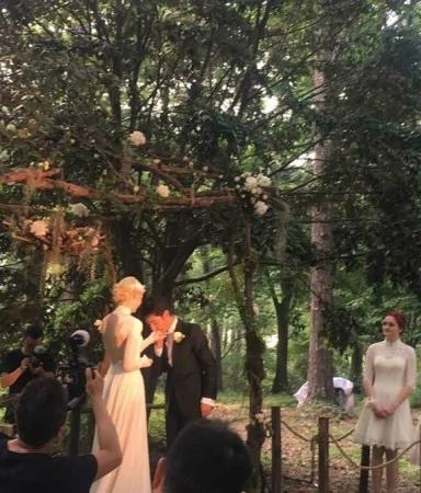 撒贝宁婚礼现场曝光 新娘礼服凹凸有致