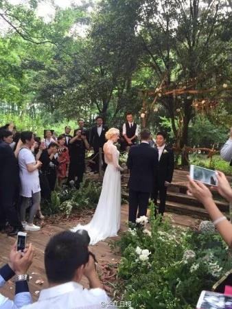 撒贝宁婚礼现场曝光 新娘礼服凹凸有致