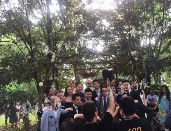 撒贝宁婚礼现场曝光 新娘礼服凹凸有致