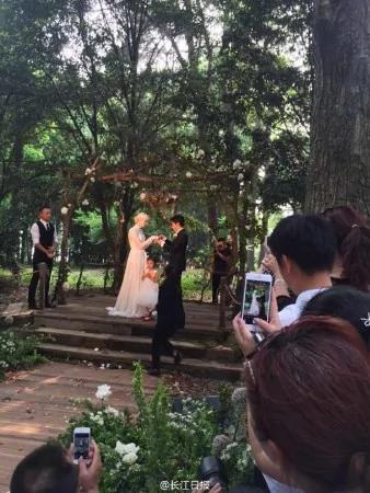撒贝宁婚礼现场曝光 新娘礼服凹凸有致