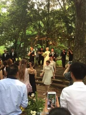撒贝宁婚礼现场曝光 新娘礼服凹凸有致