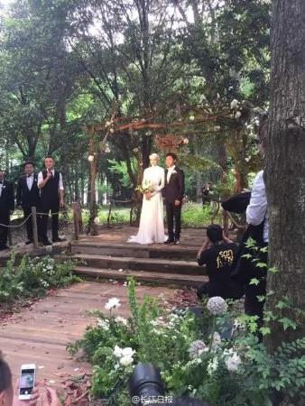 撒贝宁婚礼现场曝光 新娘礼服凹凸有致