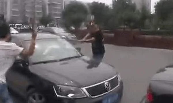 近日，網絡上流傳一段視頻，記錄了北京公安便衣在當街攔車抓人的場景。片中多名便衣警察手持球棍猛砸疑犯車窗、狂毆疑犯，讓人分不清誰是警，誰是匪。（視頻截圖）