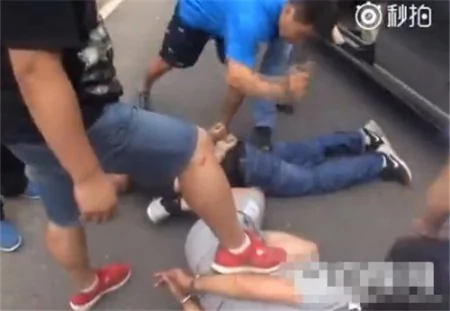 近日，網絡上流傳一段視頻，記錄了北京公安便衣在當街攔車抓人的場景。片中多名便衣警察手持球棍猛砸疑犯車窗、狂毆疑犯，腳踩疑犯，讓人分不清誰是——誰是匪。（視頻截圖）