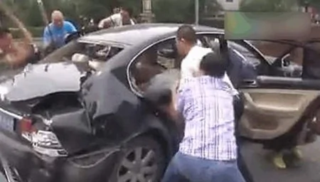 近日，網絡上流傳一段視頻，記錄了北京公安便衣在當街攔車抓人的場景。片中多名便衣警察手持球棍猛砸疑犯車窗、狂毆疑犯，腳踩疑犯，讓人分不清誰是警察，誰是匪。（視頻截圖）