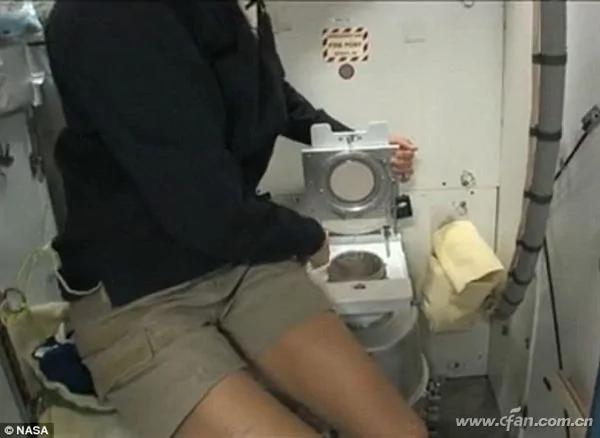 女宇航员亲身演示 太空如何上厕所
