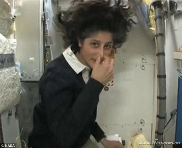 女宇航员亲身演示 太空如何上厕所