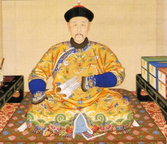 原来绣在古代皇帝龙袍上的第九条龙是藏在这里,难怪我们都看不见呀! 图