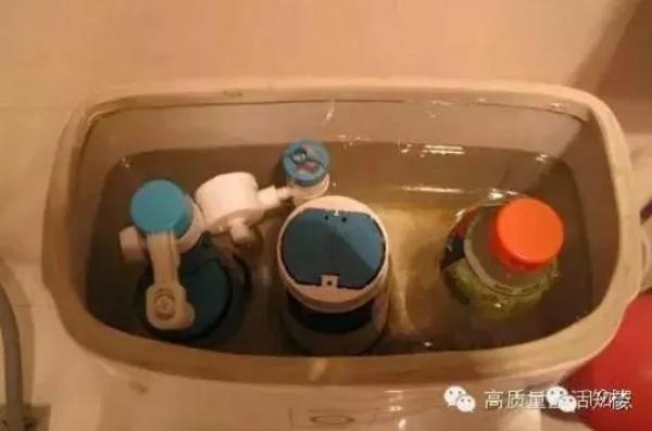 马桶不泛黄不发臭,只因水箱里放个塑胶瓶,奇迹就发生了!