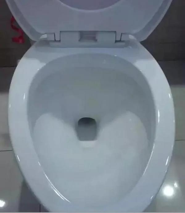 马桶不泛黄不发臭,只因水箱里放个塑胶瓶,奇迹就发生了!