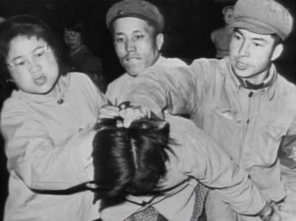 【微揭秘】罕见老照片 江青这样煽动打人