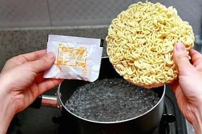 你知道这些年煮方便面都煮错了吗?